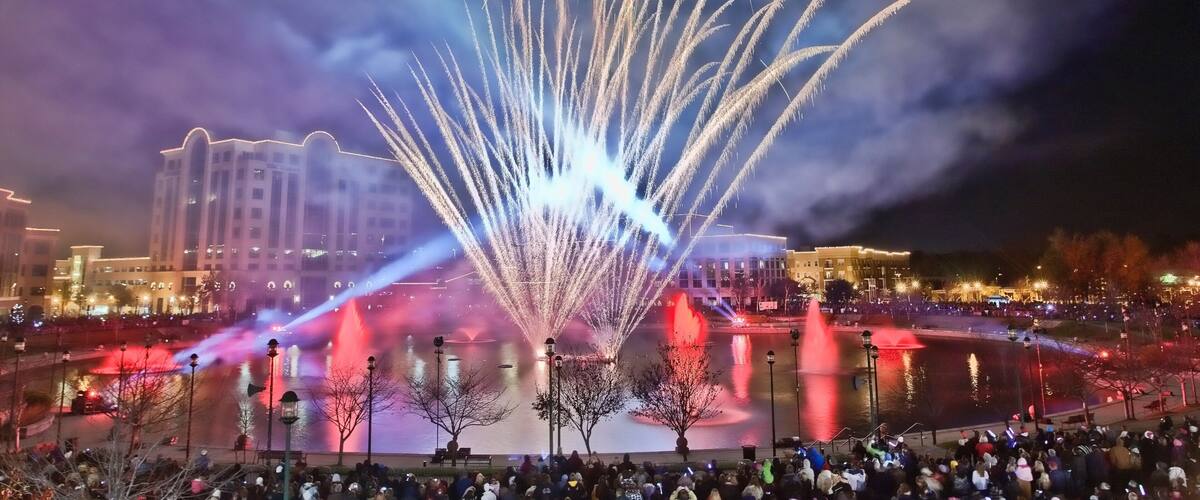 Newport News mostrando uma fonte, cenas noturnas e um festival
