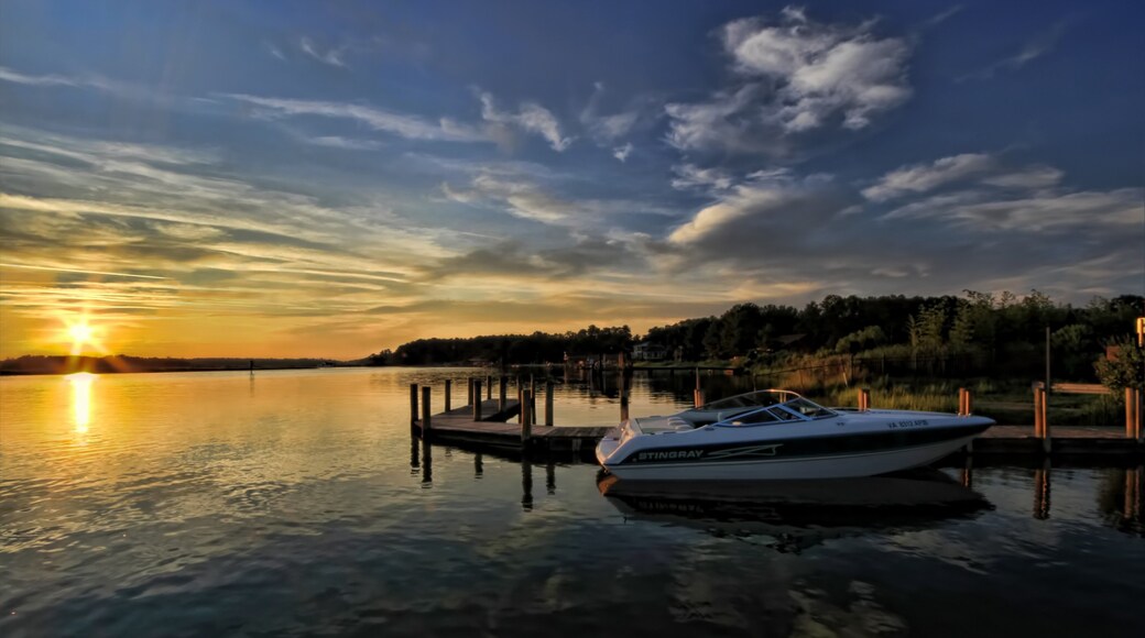 Newport News que incluye una bahía o un puerto, un río o arroyo y un atardecer