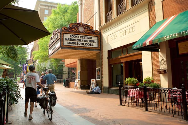 Charlottesville joka esittää perintökohteet, teatterinäkymät ja katunäkymät