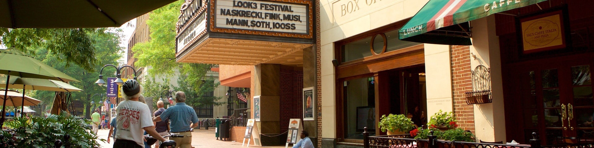 Charlottesville ofreciendo elementos patrimoniales, imágenes de calles y escenas de teatro