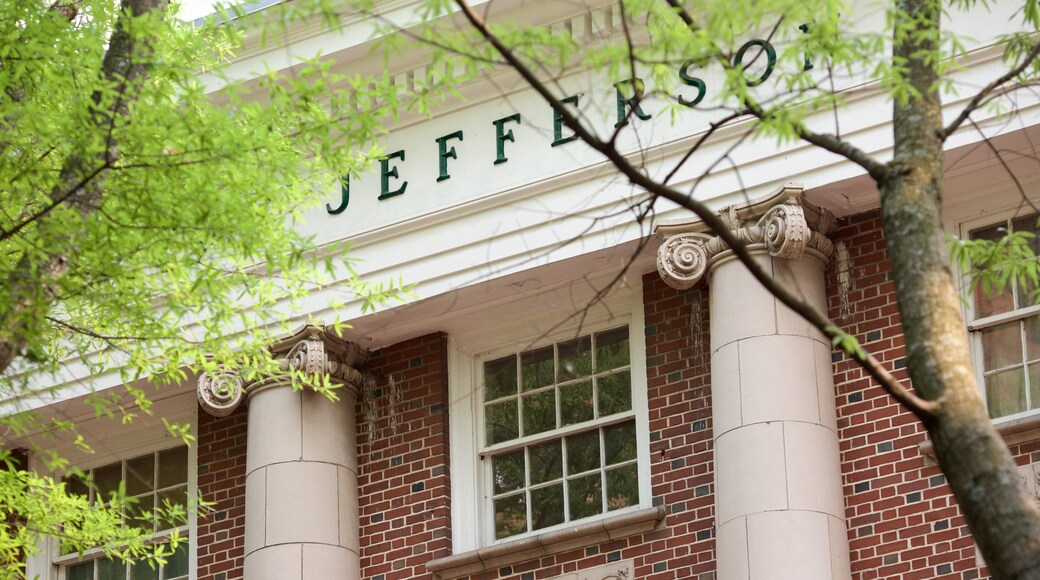 Charlottesville que incluye un edificio administrativo, señalización y elementos del patrimonio