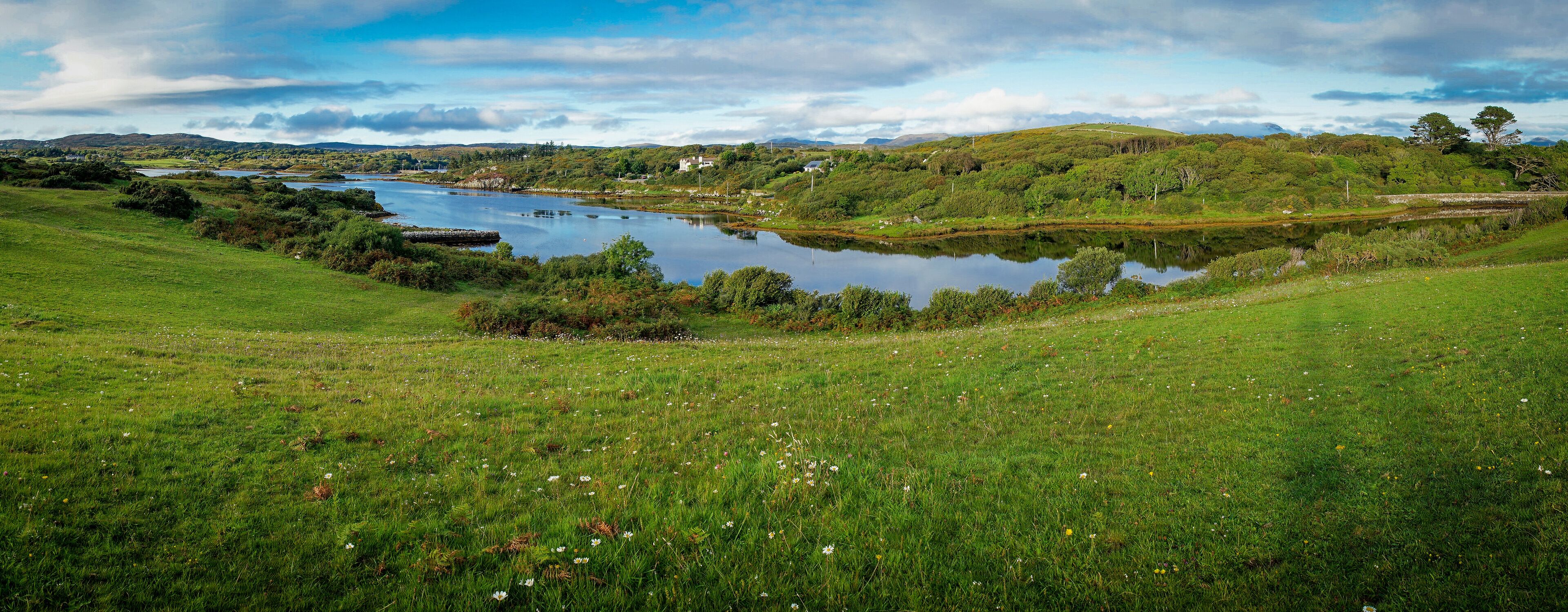 Vue panoramique sur la côte près de Clifden. Au fond, Oranmore Lodge Hotel
