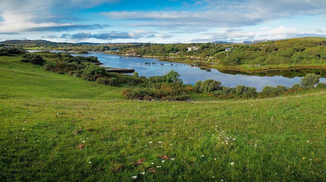 Vue panoramique sur la côte près de Clifden. Au fond, Oranmore Lodge Hotel