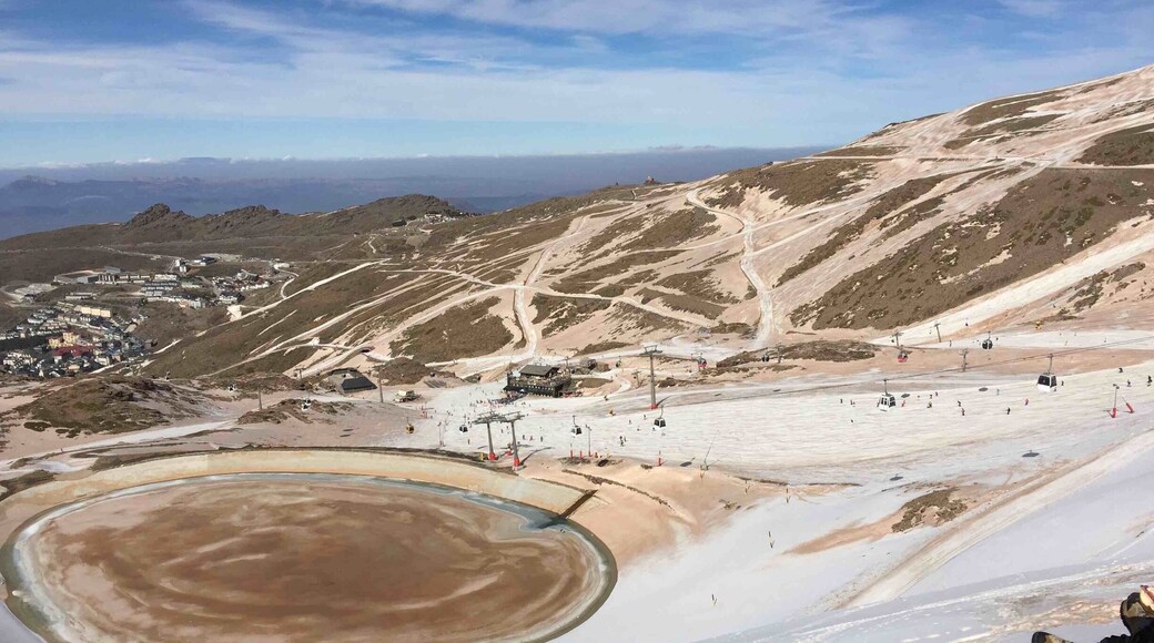 Lago congelado em sierra nevada de Granada , Espanha . Paisagem mais que exótica que te leva a respirar fundo e agradecer muito.
