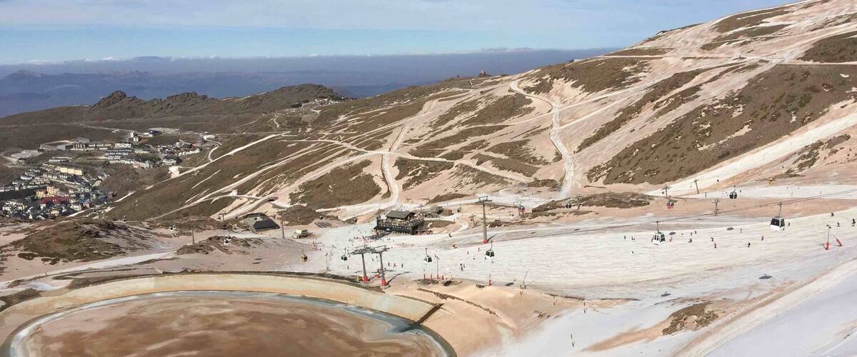 Lago congelado em sierra nevada de Granada , Espanha . Paisagem mais que exótica que te leva a respirar fundo e agradecer muito.