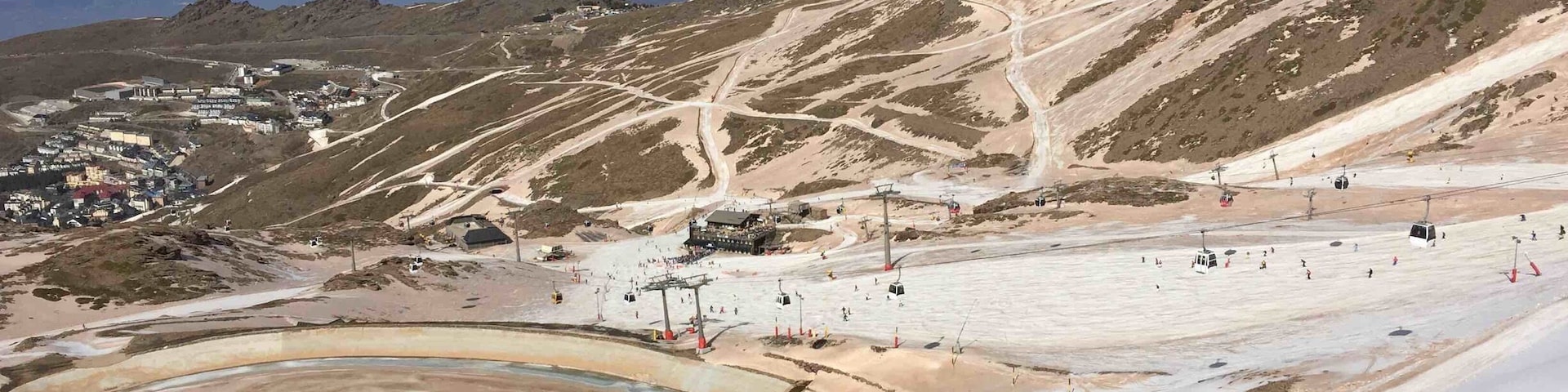Lago congelado em sierra nevada de Granada , Espanha . Paisagem mais que exótica que te leva a respirar fundo e agradecer muito.
