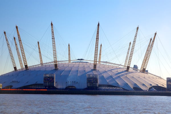 The O2 Arena welches beinhaltet moderne Architektur und Fluss oder Bach
