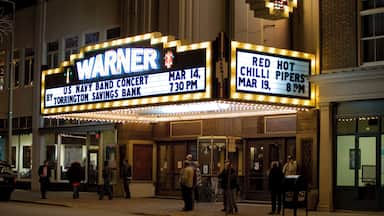 Fachada do teatro Warner anunciando um concerto da banda da Marinha dos EUA e uma apresentação do Red Hot Chili Peppers.