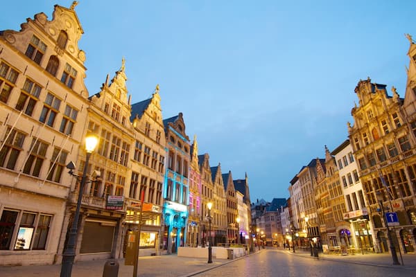 Grote Markt montrant patrimoine architectural, scĂšnes de nuit et scĂšnes de rue