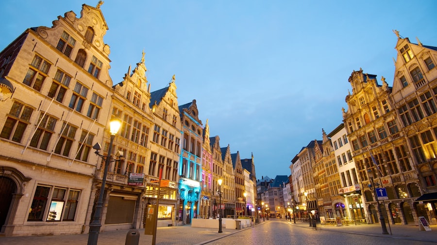 Antwerp Market Square showing a city, street scenes and heritage architecture