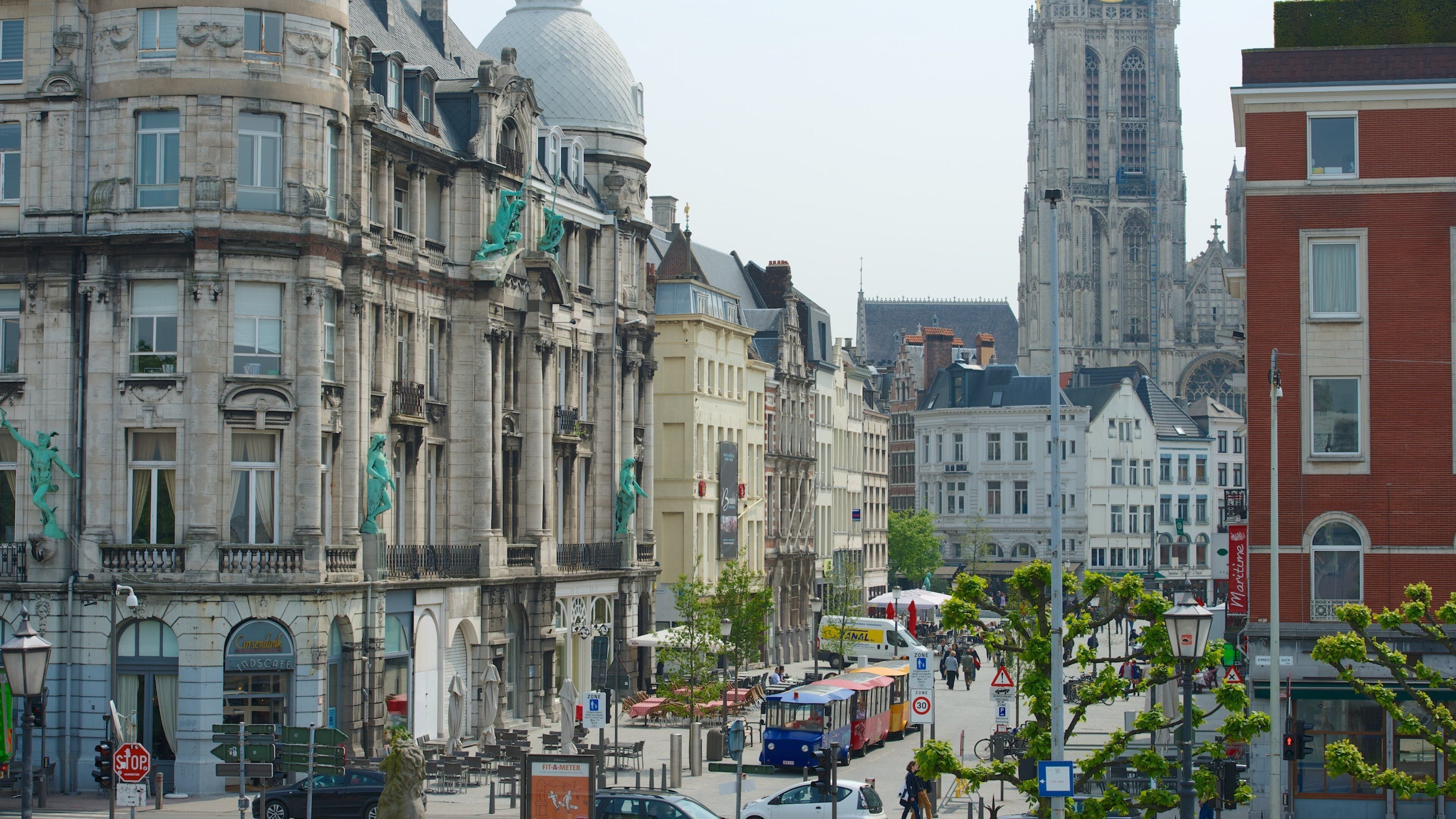 Cathedral of Our Lady เนื้อเรื่องที่ ภาพท้องถนน, มรดกทางสถาปัตยกรรม และ เมือง