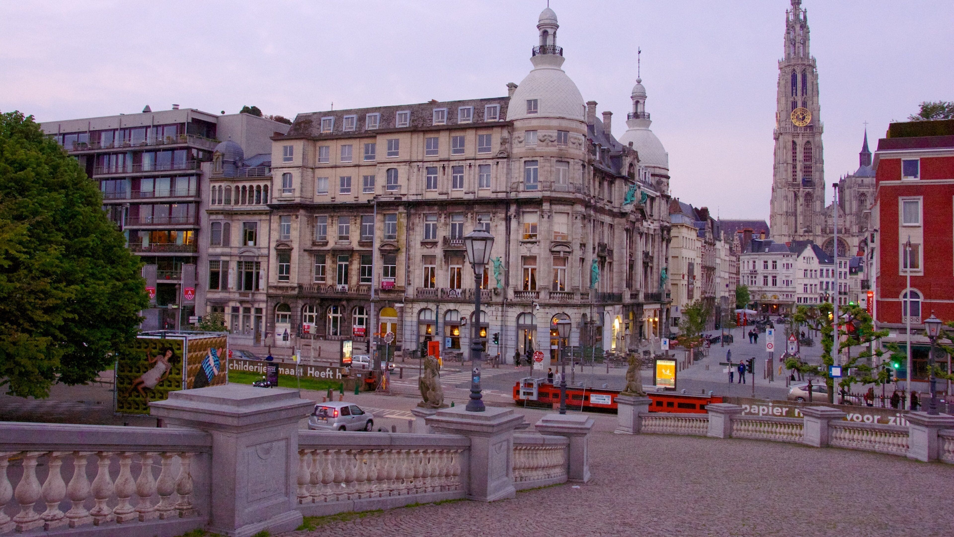 Cathedral of Our Lady เนื้อเรื่องที่ โบสถ์หรือวิหาร, ภาพท้องถนน และ มรดกทางสถาปัตยกรรม