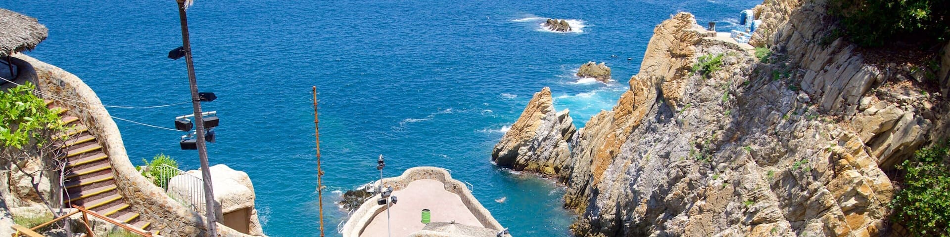 Acapulco showing rugged coastline and views