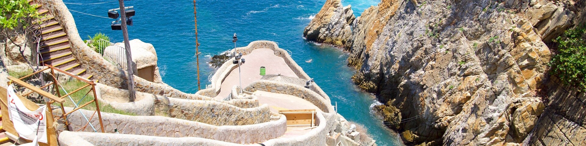 Acapulco showing rugged coastline and views