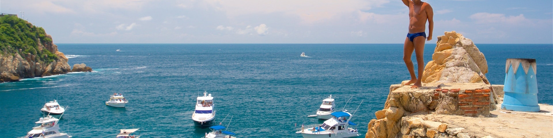 拉基布拉達斷崖 其中包括 划船 和 海灣或海港 以及 一名男性