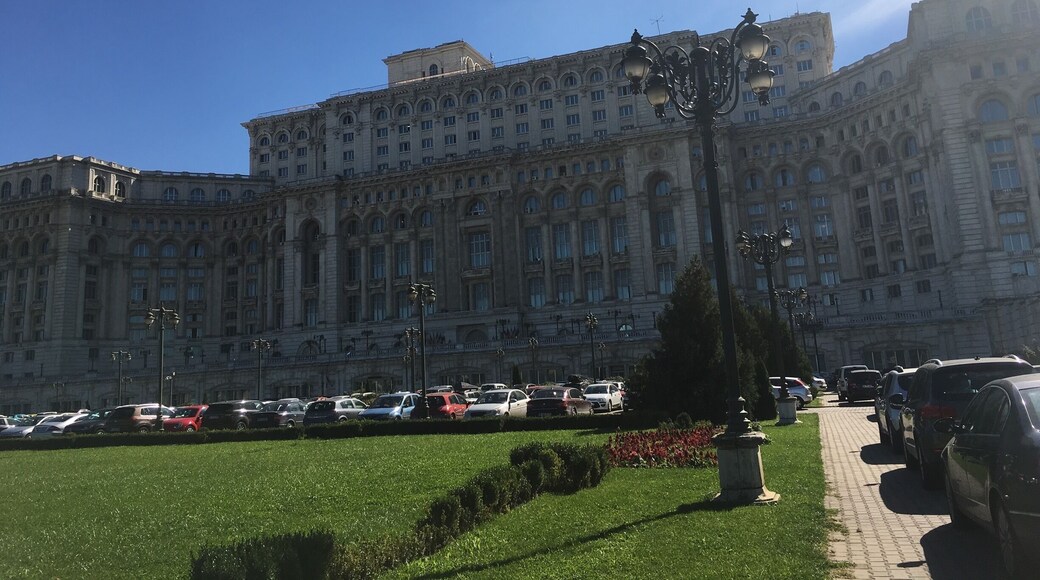 Second biggest government building(pentagon is first) extravagant. Huge balls, gorgeous ceilings, sky lights, chandlers... worth seeing!