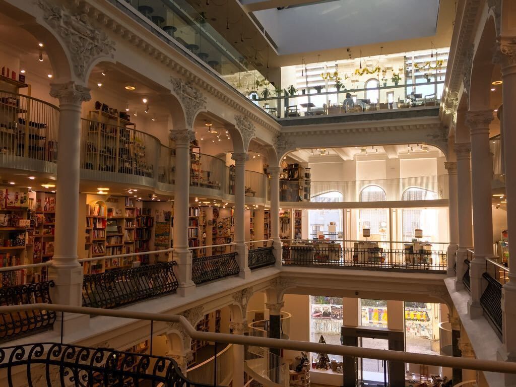 Step inside and enjoy the eye-pleasing set up of this multi-level bookstore, local products shop and cafe. The cafe is on the top floor and has great coffee, comfortable seating and strong wifi.

#bucharest #cafe #greatcafes #digitalnomad #carturesti