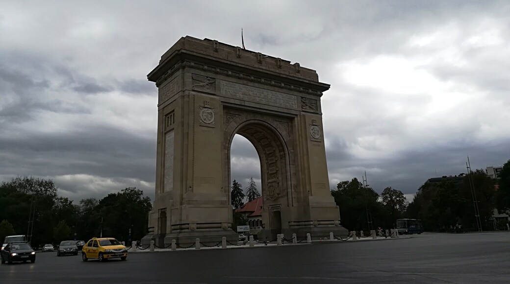 The first, wooden, triumphal arch was built hurriedly, after Romania gained its independence, so that the victourious troops could march under it.