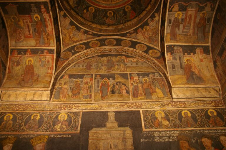 Don't forget to look up 🙄.  You can discover some beautiful artwork.

#travel #photography #romania #art #artwork 