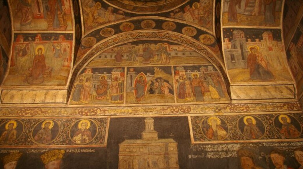 Don't forget to look up 🙄. You can discover some beautiful artwork.
#travel #photography #romania #art #artwork