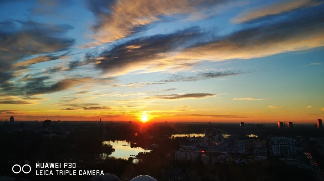#Romania #bucharest #huawei #huaweimobilero #huaweip30 #sunset #photograpy #view #16floor #tower #sky #blue #red #clouds #amazing