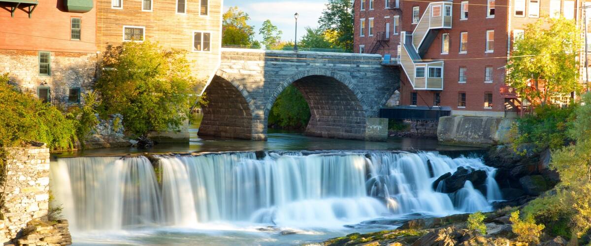 Nord-Vermont das einen Brücke, Wasserfall und Fluss oder Bach