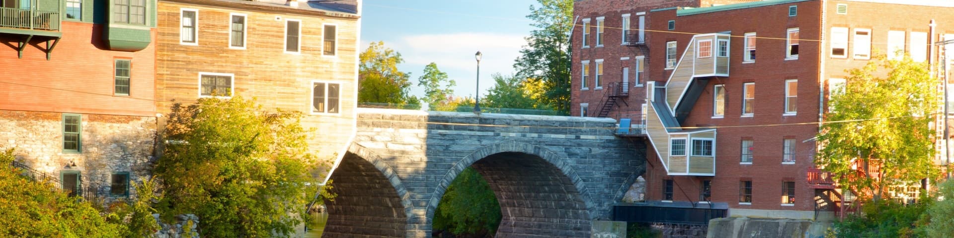 Vermont Septentrional que incluye un río o arroyo, un puente y una cascada