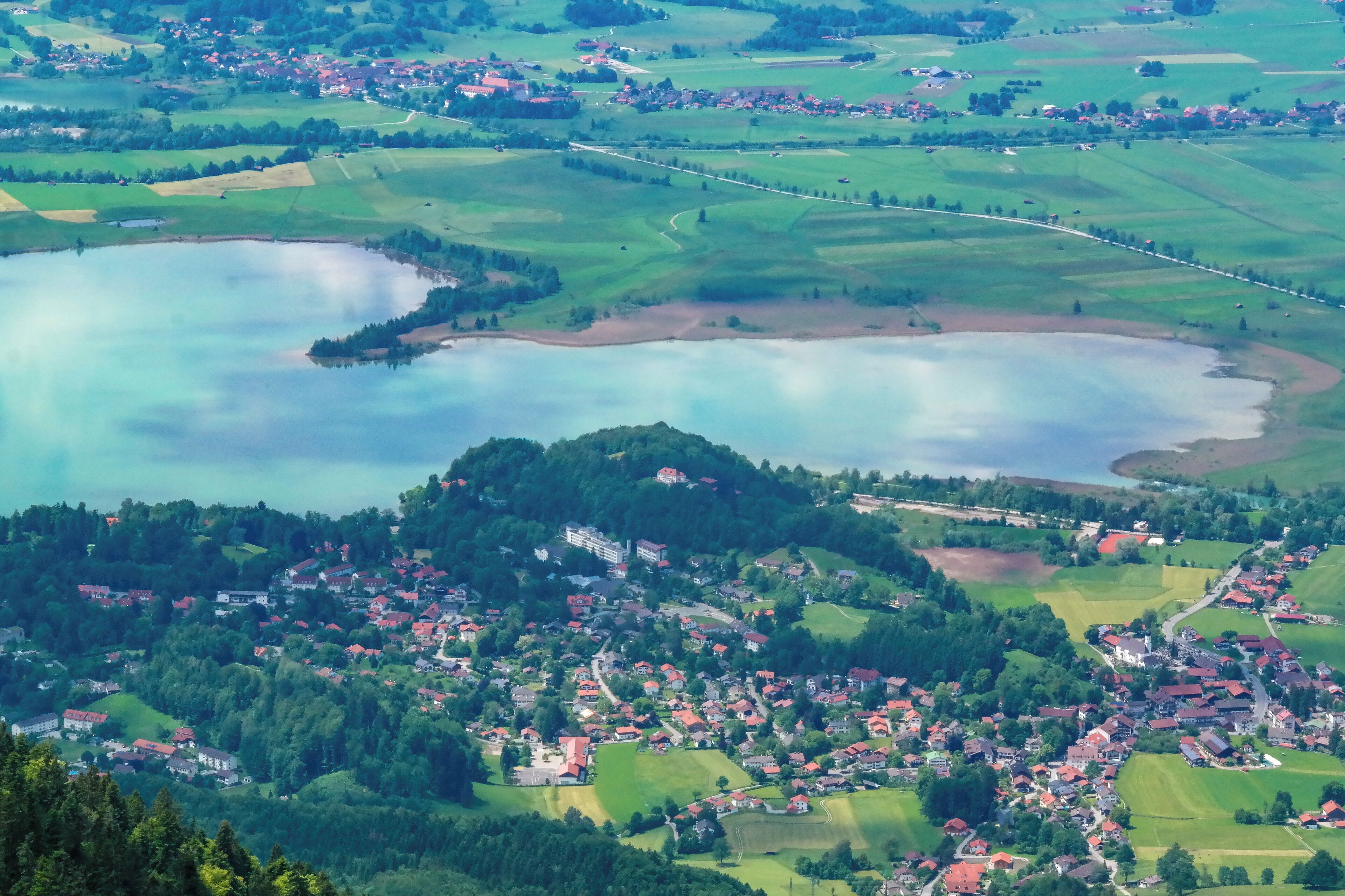 Kochel mit Kochelsee vom Rabenkopf aus.