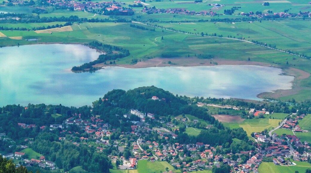 Kochel mit Kochelsee vom Rabenkopf aus.