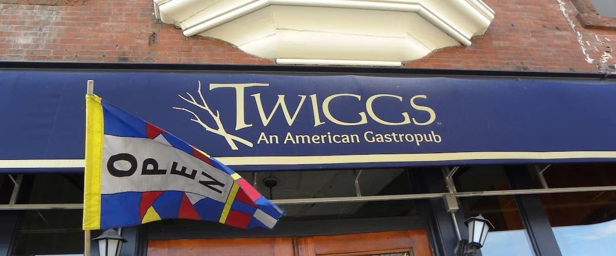 Great restaurant in downtown shopping area.  Mac-n-out was delicious.  Good service, nice atmosphere in a beautiful Vermont town.