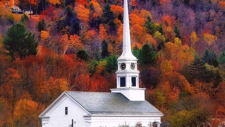 PERFECT Autumn Scene #FallSeason #AutumnSeason #Fall #Autumn #Greatoutdoors #colorful #newengland #travel #expedian #fallfoliage #vermont