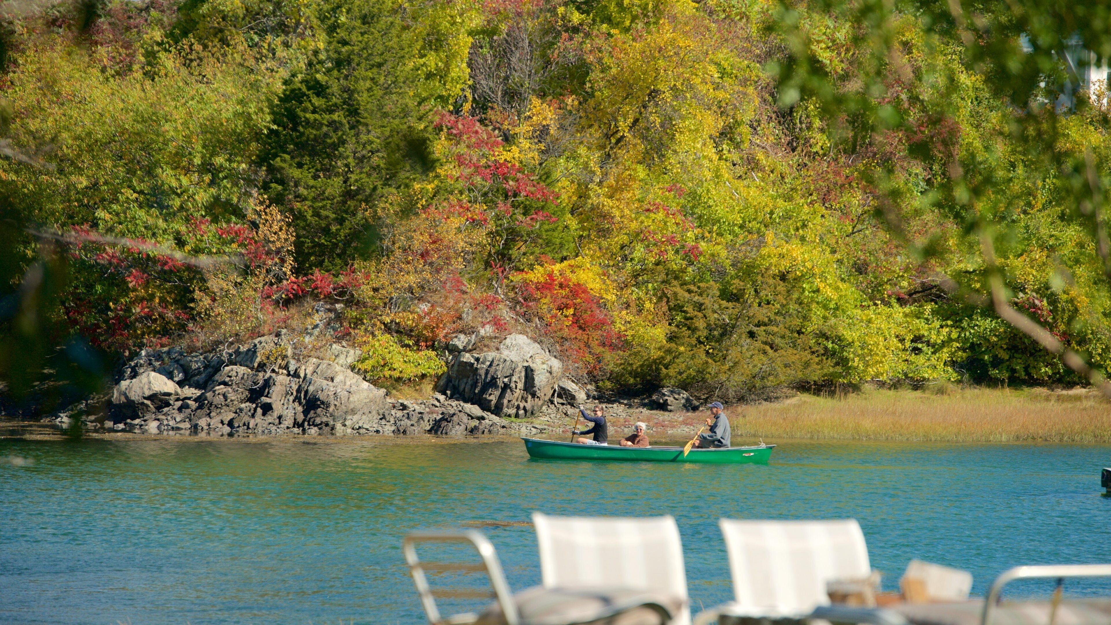 Portsmouth mostrando kayak o canoa y también un pequeño grupo de personas