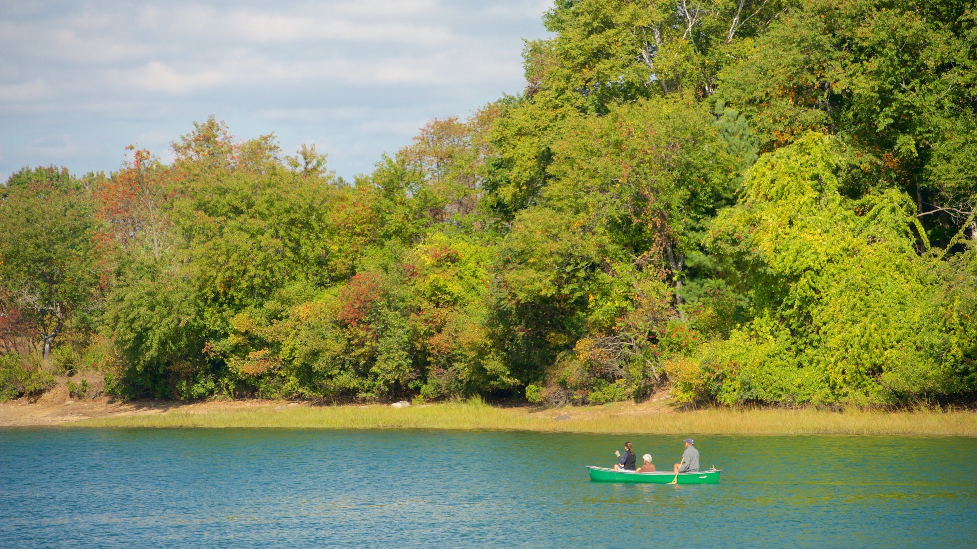 Portsmouth ofreciendo kayak o canoa y también un pequeño grupo de personas