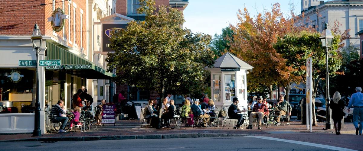 Portsmouth ซึ่งรวมถึง ภาพท้องถนน และ รับประทานอาหารกลางแจ้ง