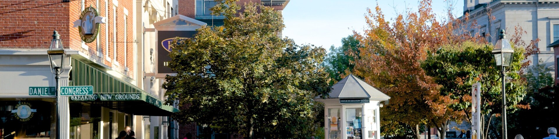 Portsmouth showing street scenes and outdoor eating