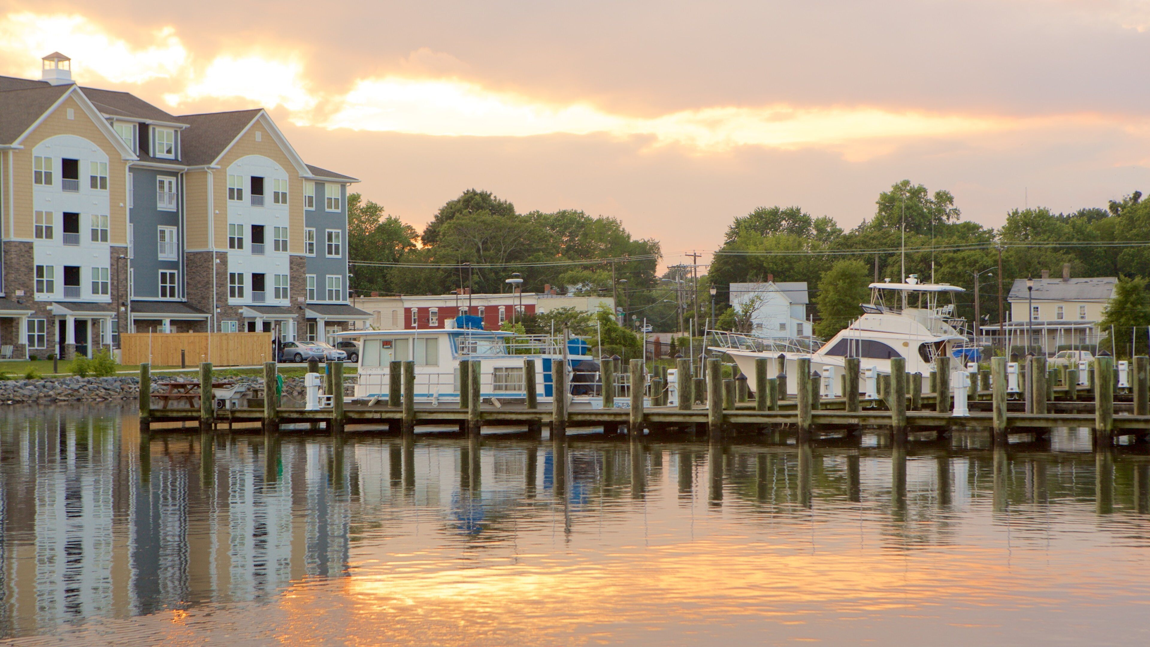 Salisbury som viser innsjø, solnedgang og bukt eller havn