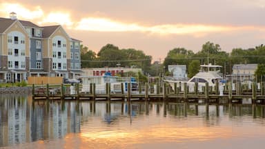 Salisbury presenterar en solnedgÄng, en sjö eller ett vattenhÄl och en marina
