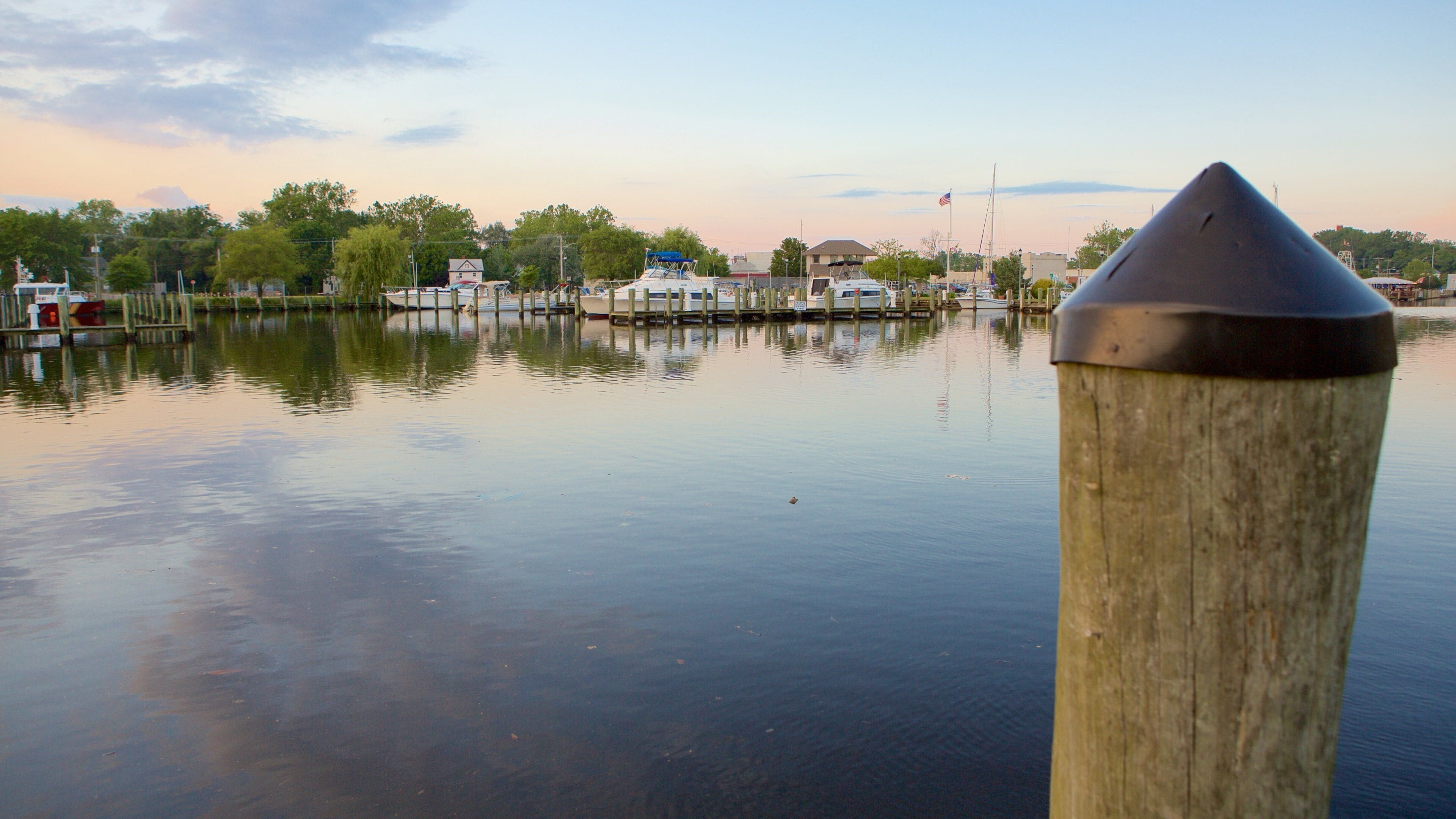 Salisbury que incluye un lago o abrevadero, una marina y una bahía o puerto