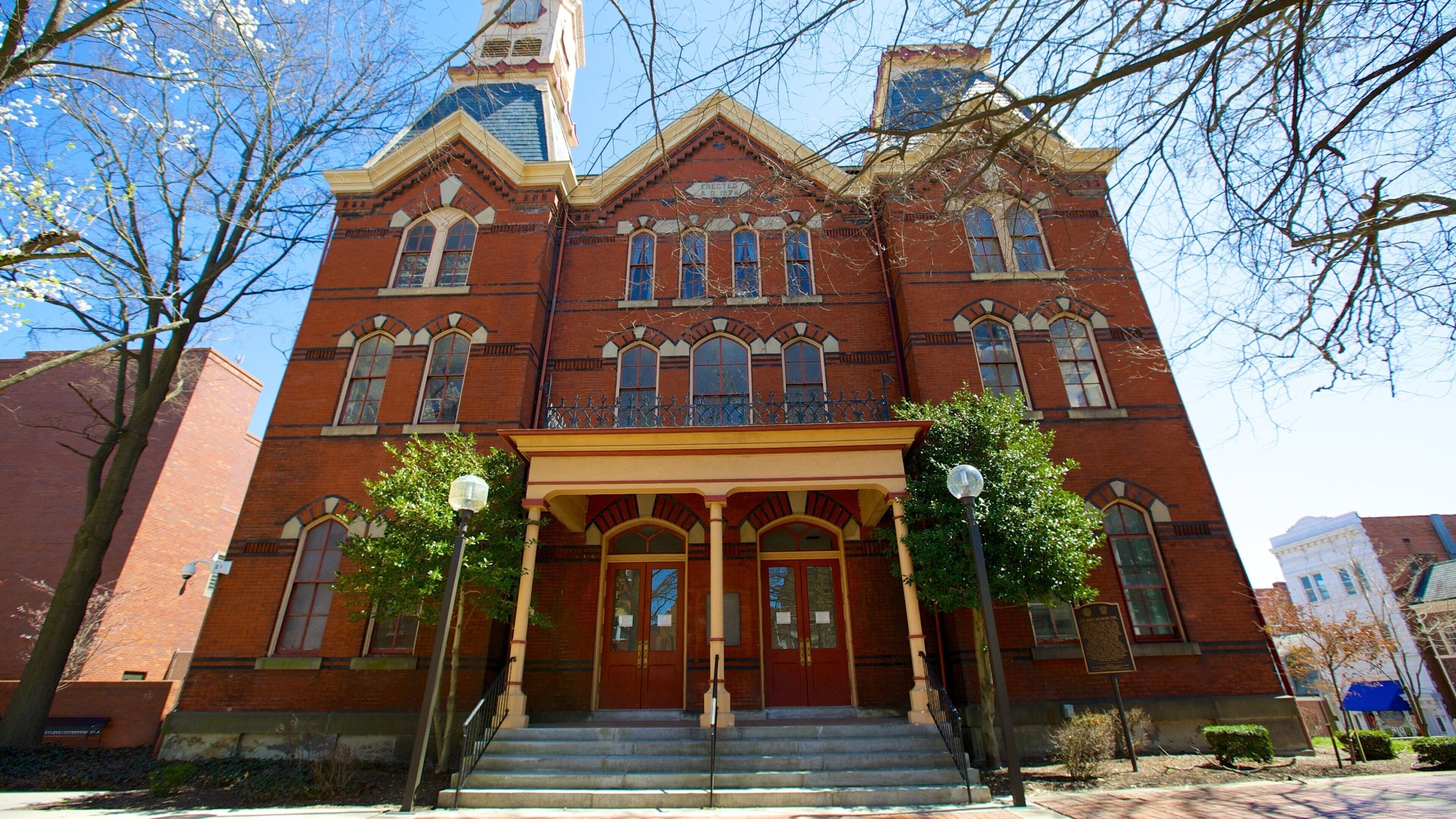 Salisbury som inkluderer gatescener og historisk arkitektur