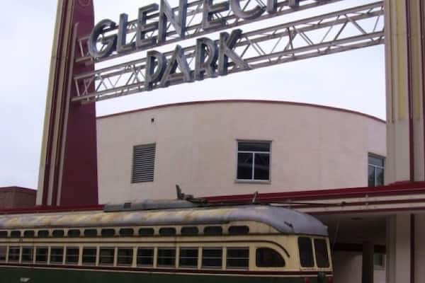 Eine historische Zugmaschine im Glen Echo Park, über ihr befindet sich ein großes Schild.