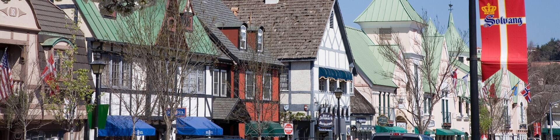 Santa Ynez Valley que incluye escenas urbanas