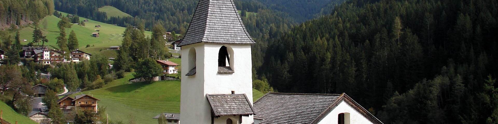 Die Zypriankirche ist, wie die Tierser Pfarrkirche St. Georg, im 13. Jahrhundert entstanden und den Heiligen Cyprian und Justina von Antiochia geweiht. Sie wurde um 1583 umgestaltet. Das Fresko an der Außenseite stammt aus dem 17. Jahrhundert.