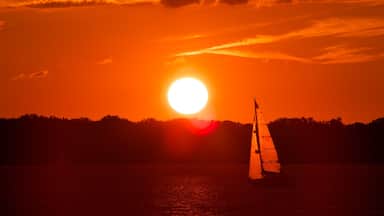 Nordwest-Pennsylvania mit einem See oder Wasserstelle, Bootfahren und Sonnenuntergang