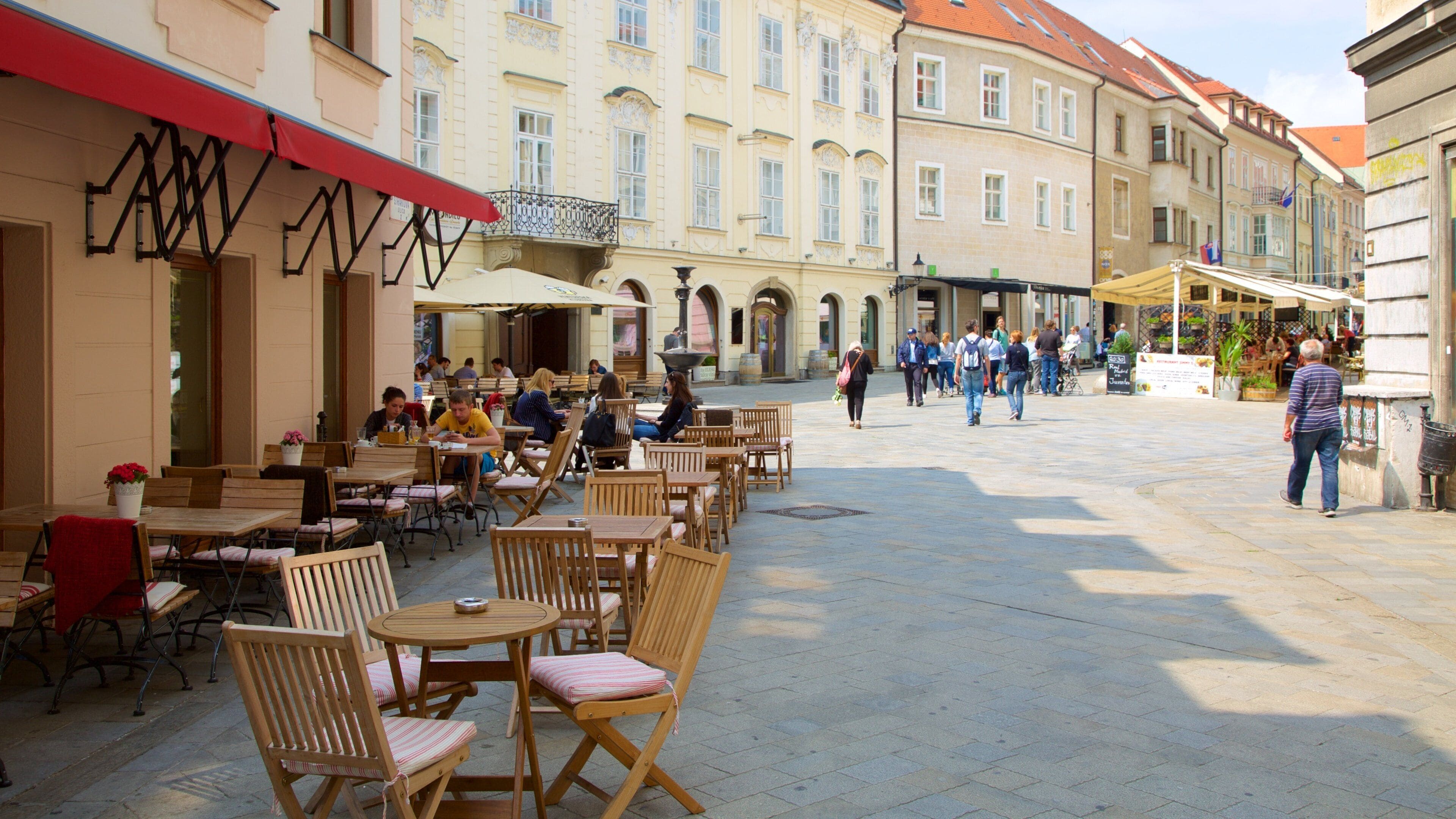 Western Slovakia showing outdoor eating and street scenes