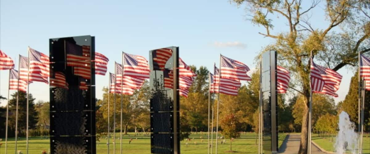 Hermitage showing a fountain, a garden and a monument