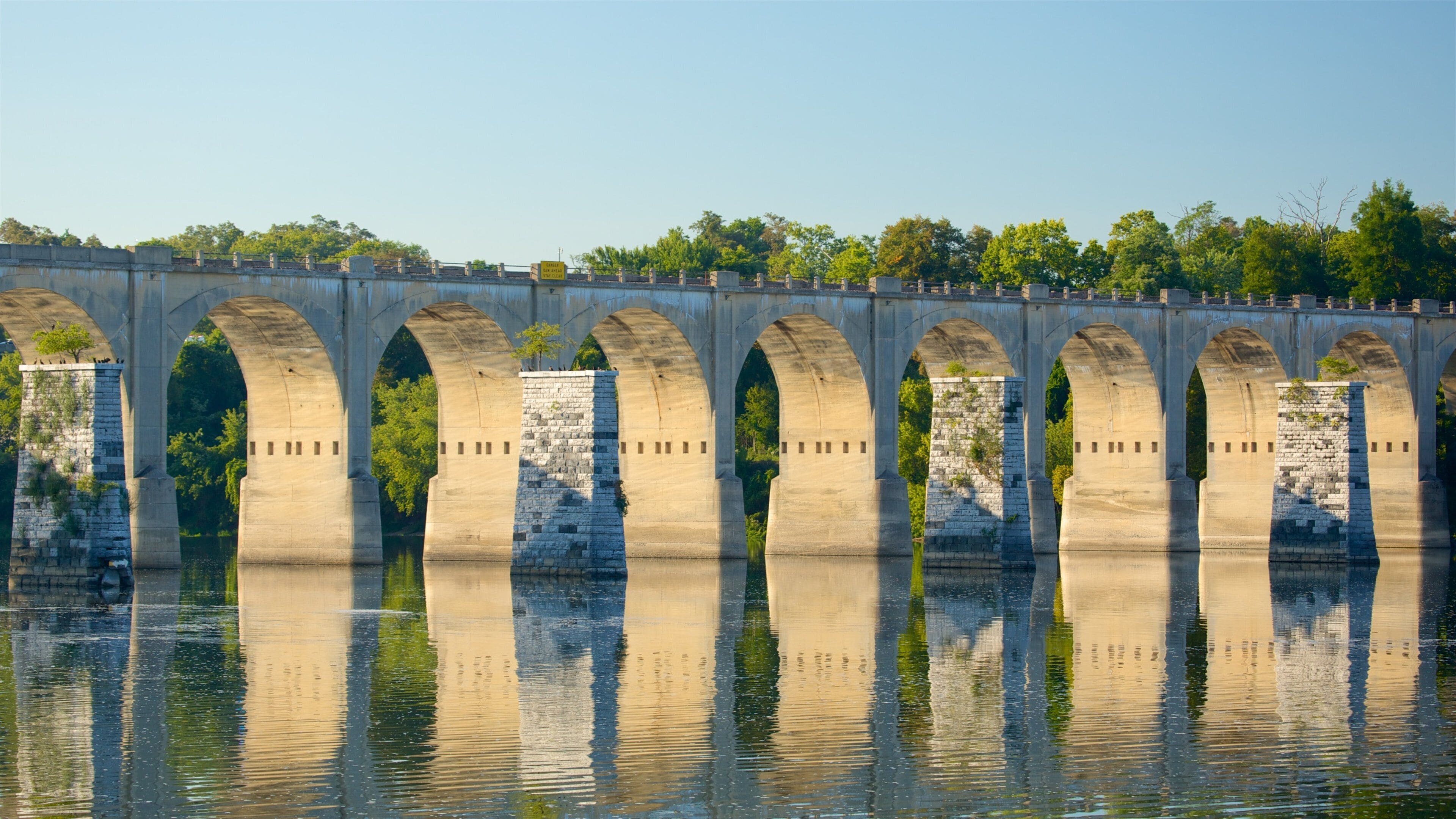 Centraal Pennsylvania inclusief een rivier of beek en een brug