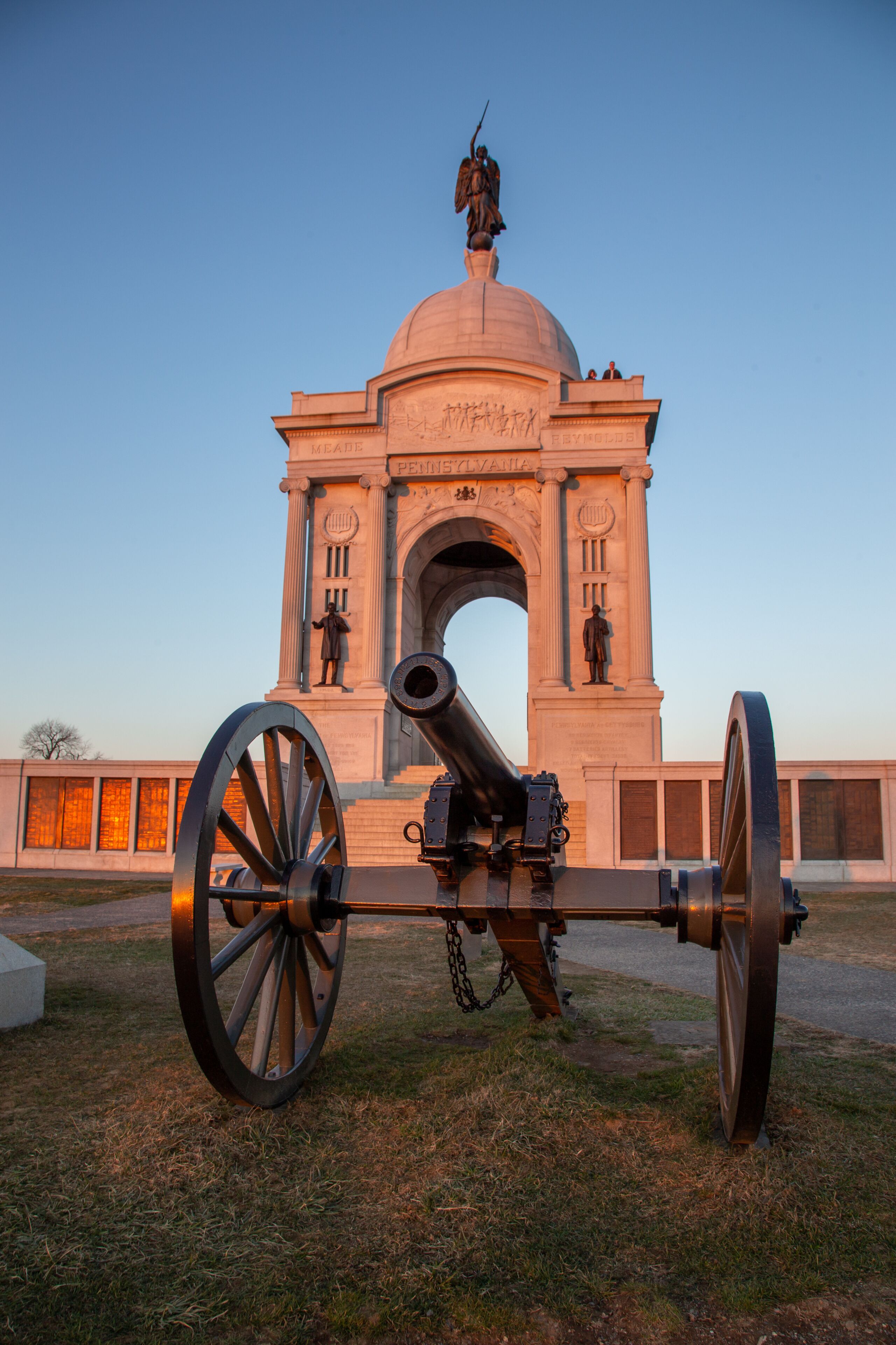 Cannon and war memorial in Gettysburg