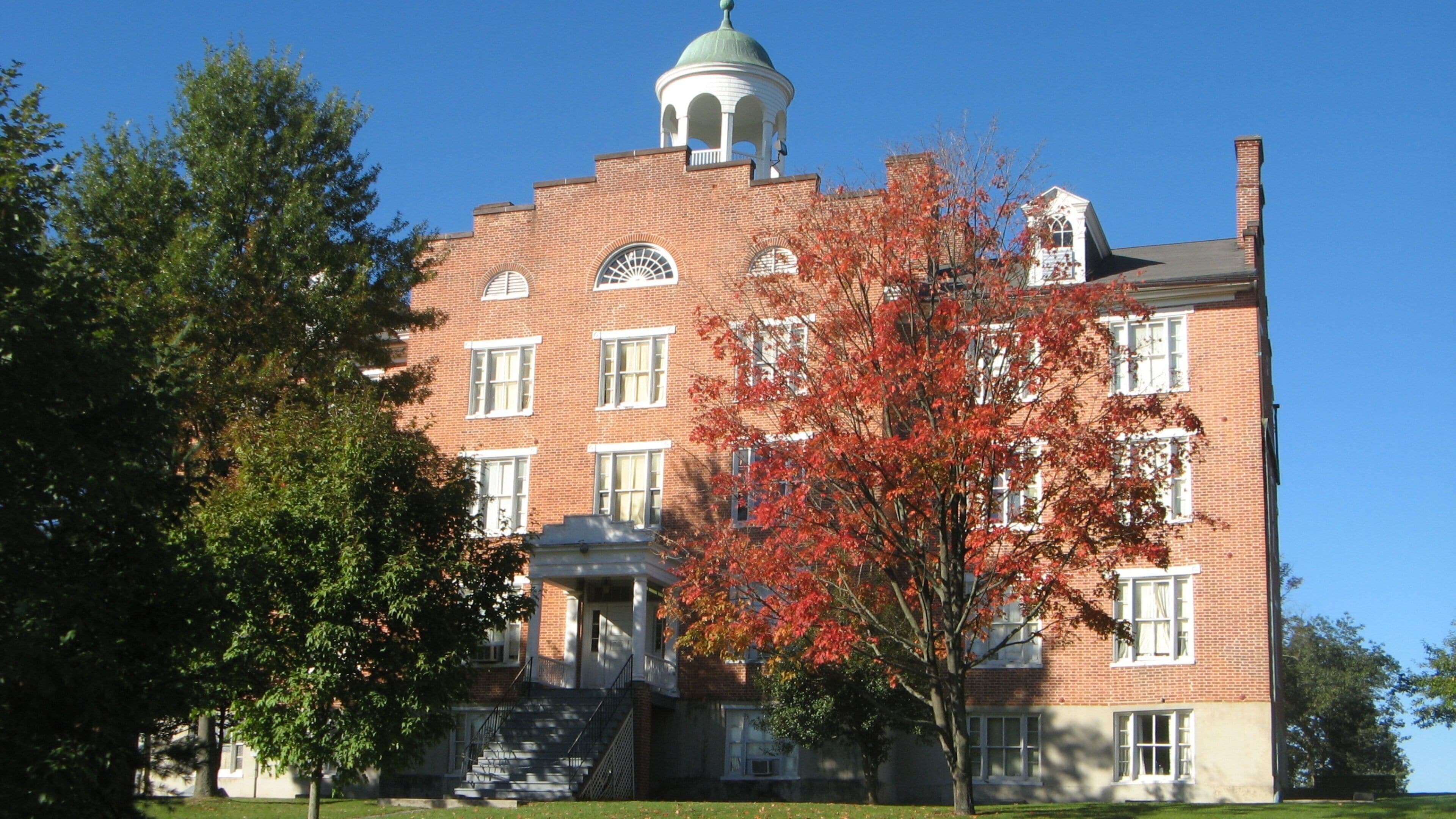 Gettysburg showing heritage architecture, fall colors and a small town or village