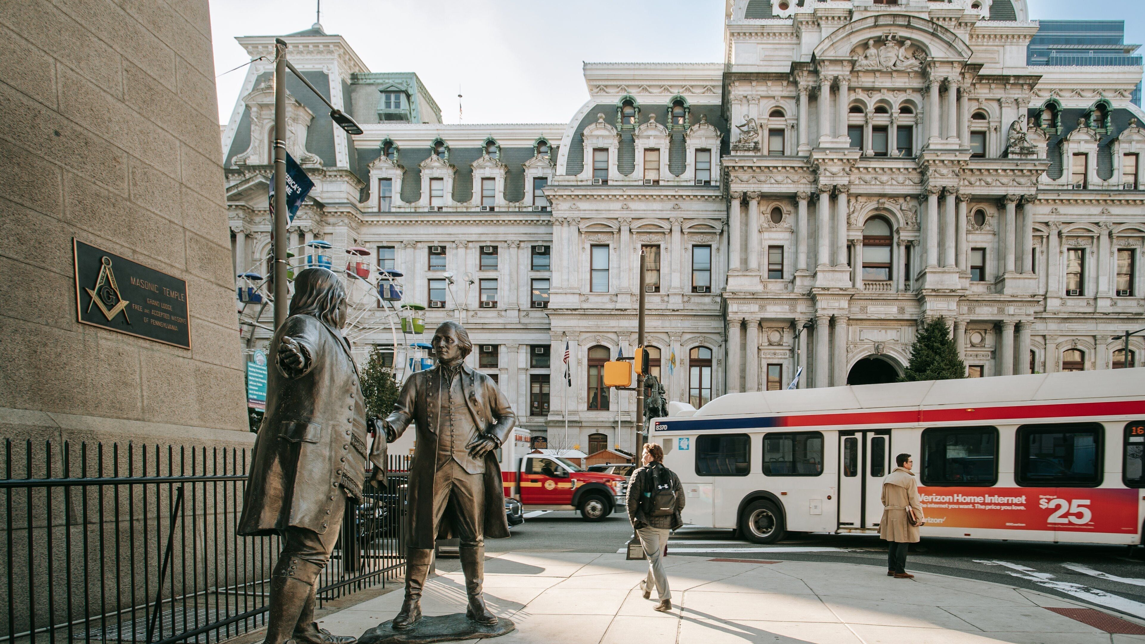 Center City which includes a statue or sculpture, street scenes and heritage architecture