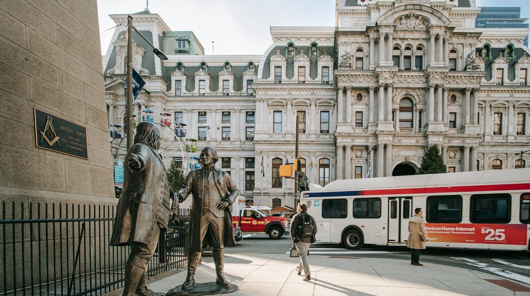Center City which includes a statue or sculpture, street scenes and heritage architecture